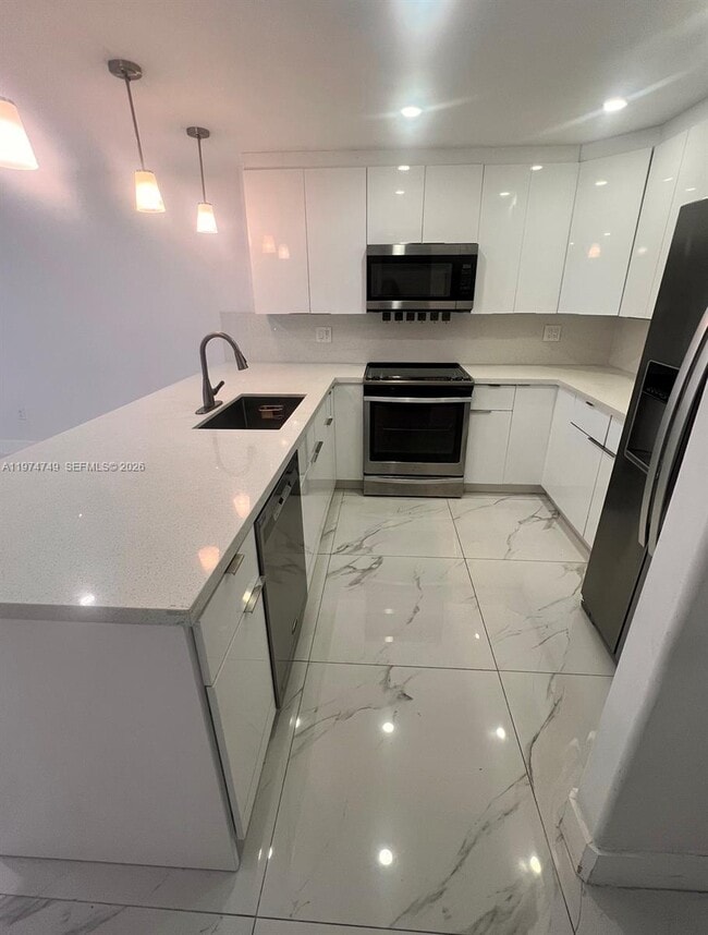 Building Photo - 10525 SW 112th Ave