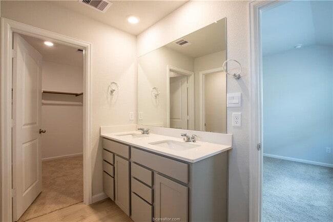 Building Photo - 883 Kickapoo Ln