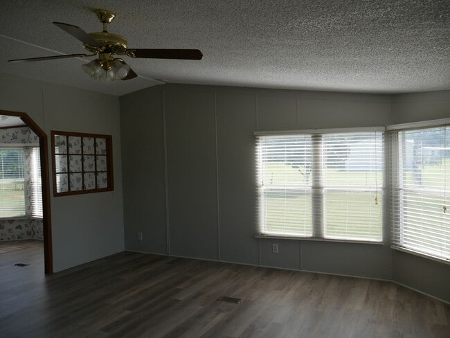 Building Photo - Adorable mobile home in Quitman