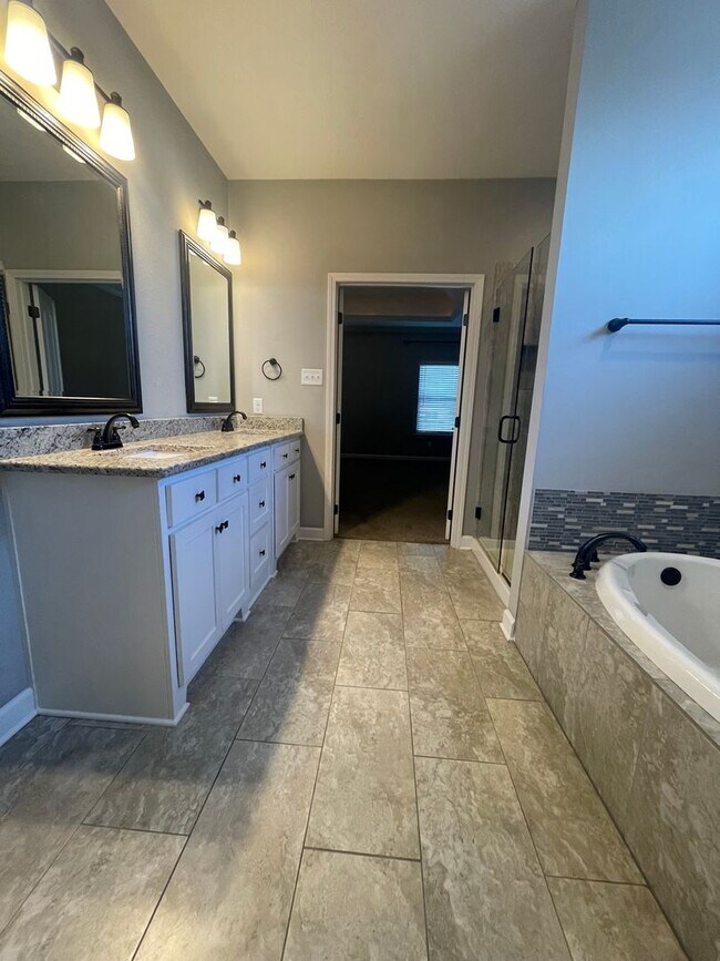 Building Photo - Great location in Sherwood