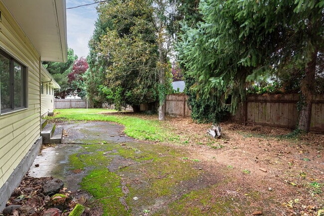 Building Photo - 2030 Ocean Beach Pl