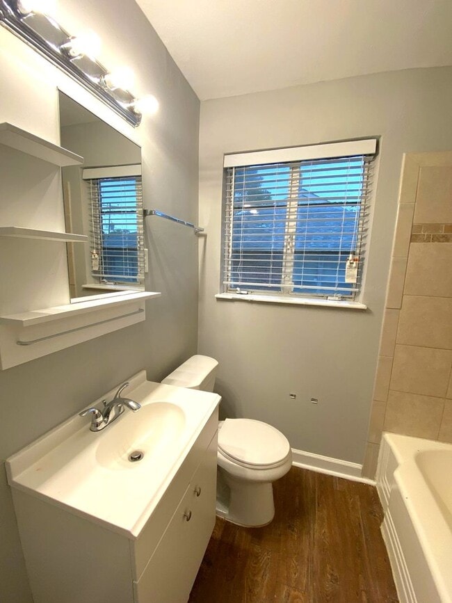 Building Photo - 1032 N Evergreen St