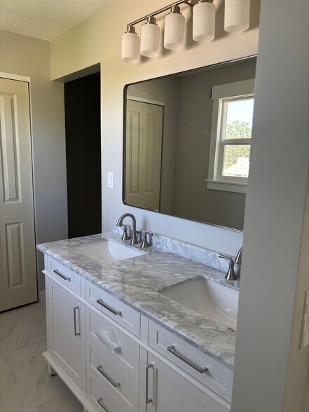 Building Photo - 9185 S Quail Hollow Dr