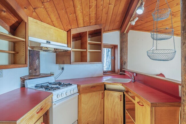 Building Photo - Cozy 2 Bedroom, 1 Bath, With a great Locat...