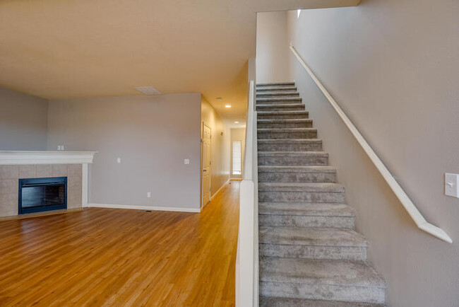 Building Photo - THREE BEDROOM TOWNHOME IN HAZEL DELL