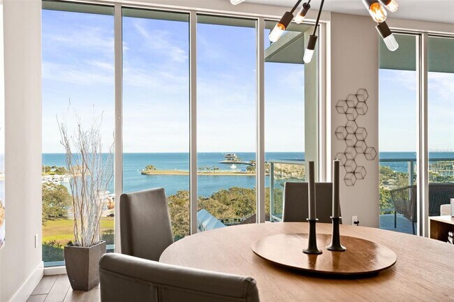 Building Photo - 176 4th Ave NE