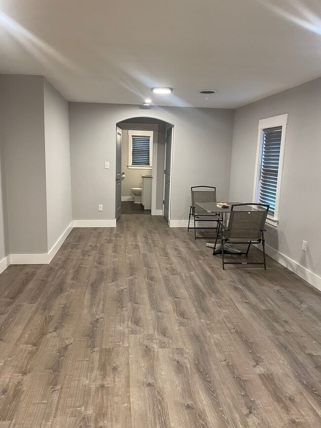 Building Photo - Knoxville 37914 - Adorable 2 bedroom, 1 bath home - Contact Lisa Vineyard and Shannon Russell (86...