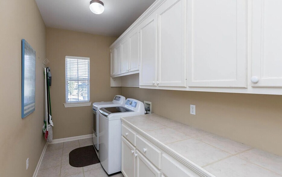 Laundry room - 10557 Sweetbrook Ave