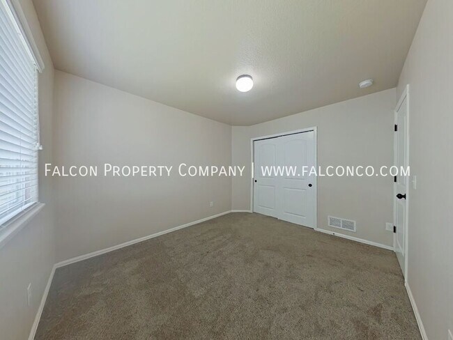 Building Photo - 6070 San Mateo Dr