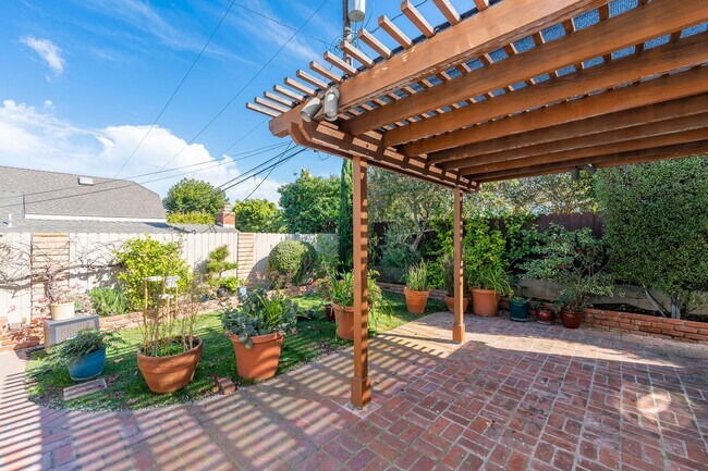 Building Photo - Warm & Inviting Manhattan Beach Rental Home!