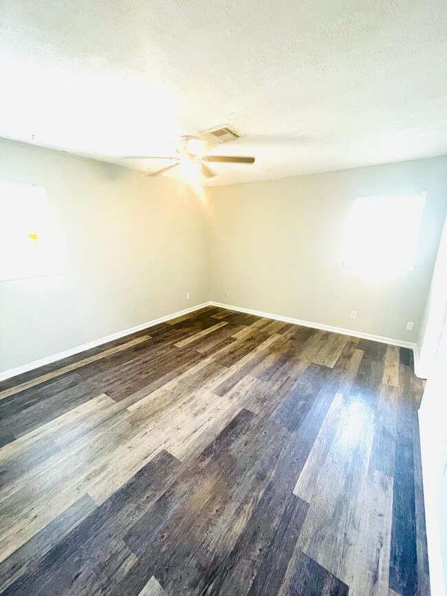 Building Photo - ** 3 bed 2 bath located by Frazer church *...