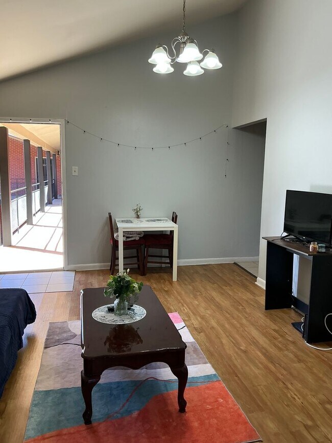 Building Photo - 1BR/1 BA + Bonus Room and balcony in Stadi...