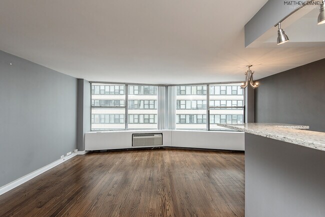 Building Photo - 5757 N Sheridan Rd