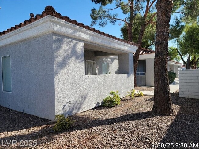 Building Photo - Cozy First-Floor End Unit with Fireplace &...