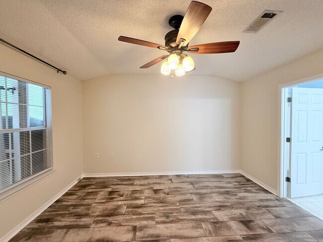 Building Photo - 3-Bedroom Duplex