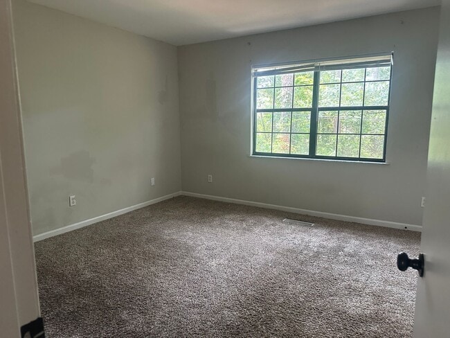 Building Photo - RATE DROP ALERT (was $1400/month) and SUMM...