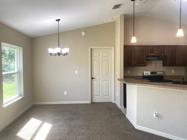 Building Photo - Large 4 Bedroom Rental!