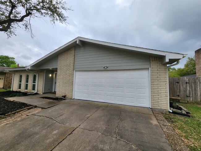 Building Photo - 2123 Quail Valley E Dr