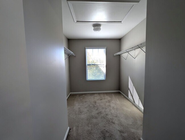 Building Photo - Pristine Home located in the Villages of Back Creek!