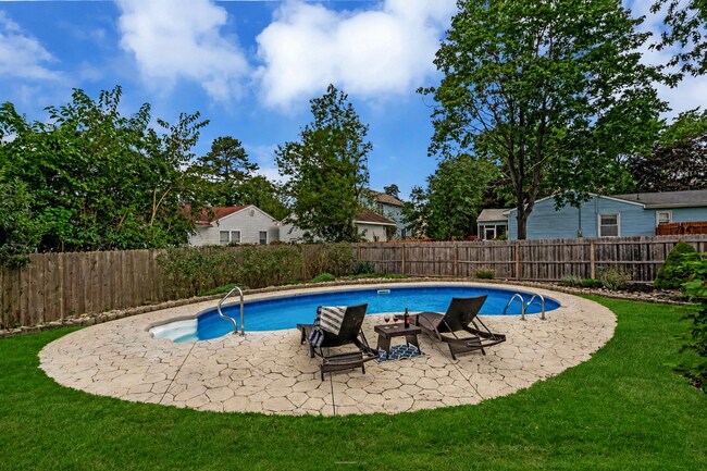 Building Photo - 3BR Ranch with In-Ground Pool & Garage in Toms River
