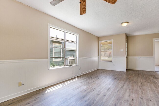 Building Photo - 132 E 11th St