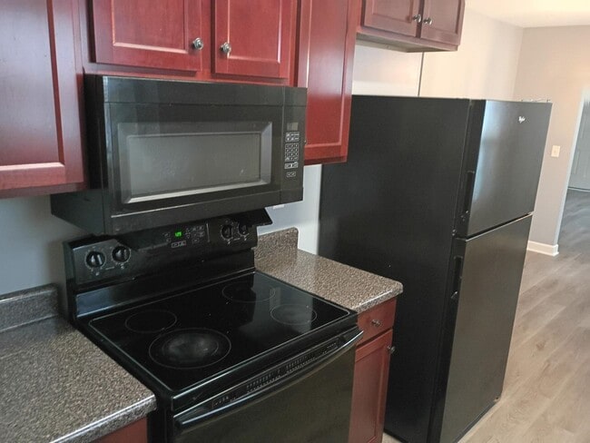 Building Photo - Beautiful Three Bedroom, Two Bathroom Sing...