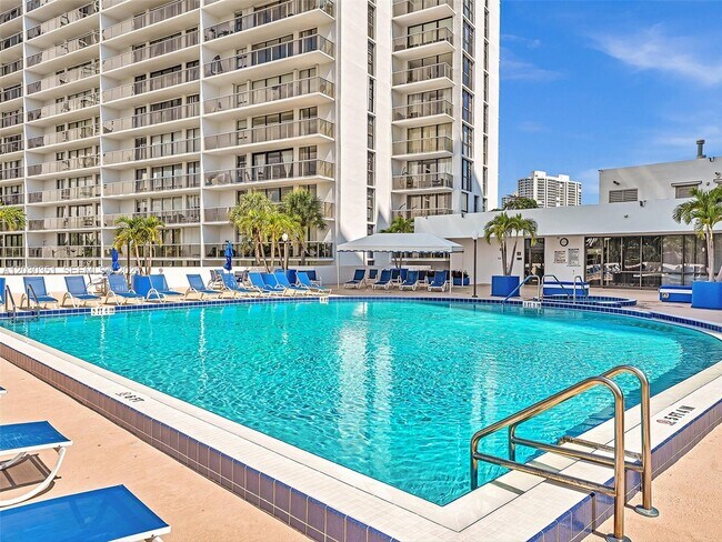 Building Photo - 3731 N Country Club Dr
