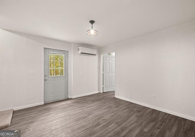 Building Photo - 5485 Mercedes Dr