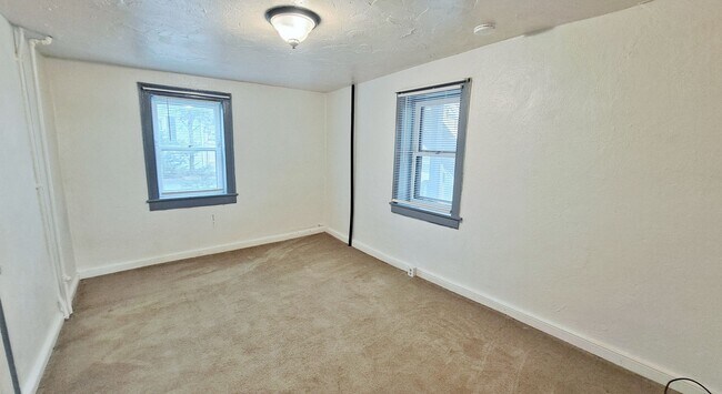 Building Photo - 104 W King St