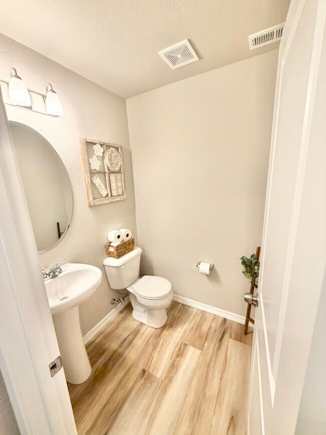 Building Photo - Like New Home for Rent on Truscott!