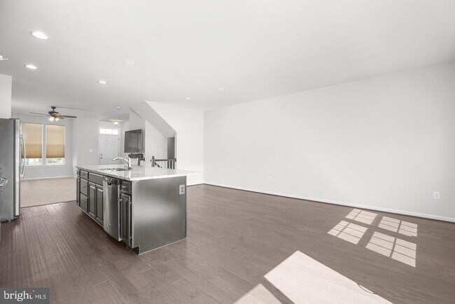 Building Photo - 8643 Rosecrans Ln