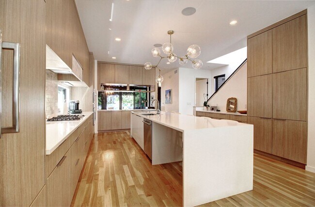 Building Photo - Luxury Living in the heart of Platte Park, 5bds, 4bas - Custom Finishes around every corner