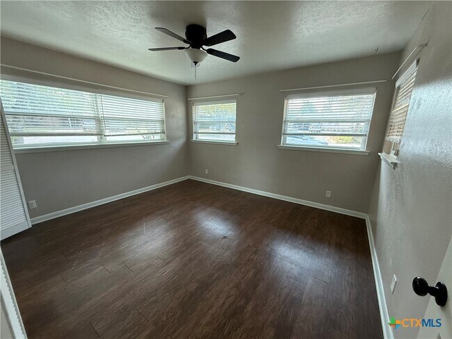 Building Photo - 1400 N East St