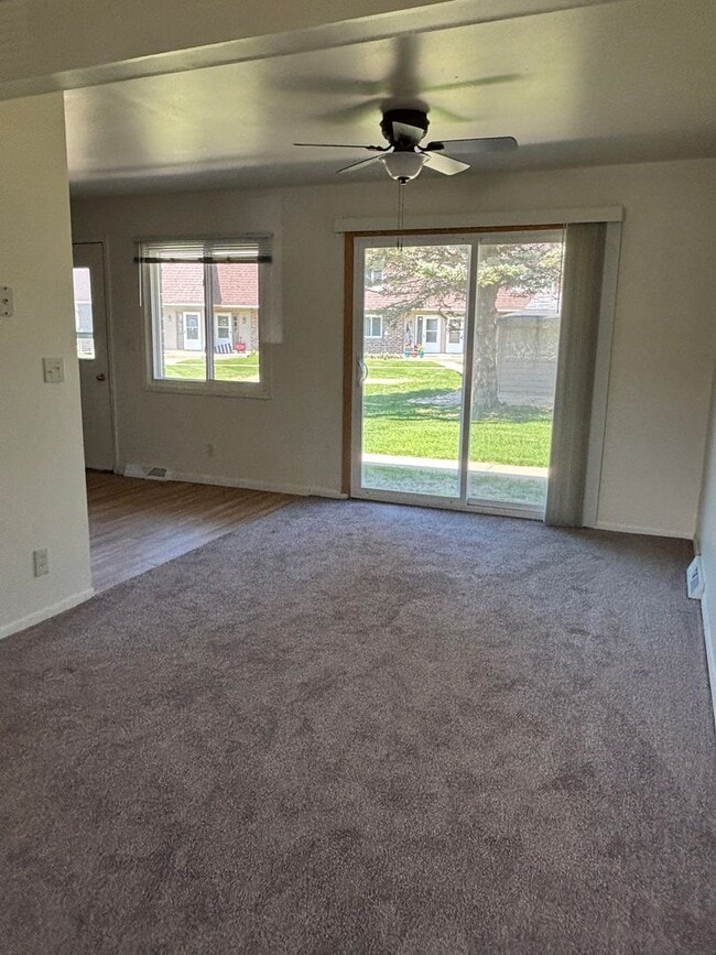 Building Photo - 3 Bedroom 2 1/2 Bath Townhome