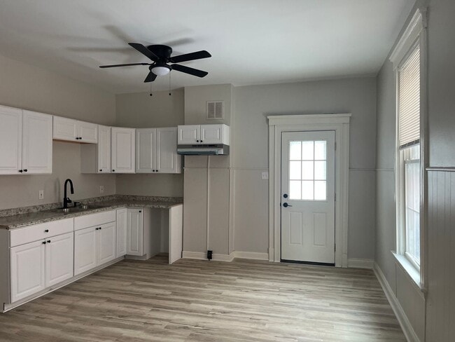 Building Photo - 2 bedroom, plus bonus room!