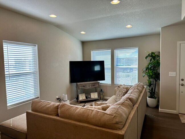 Building Photo - LIKE NEW CHAPEL HEIGHTS TOWNHOME w/ PIKES PEAK VIEWS - Security Deposit Waiver Available