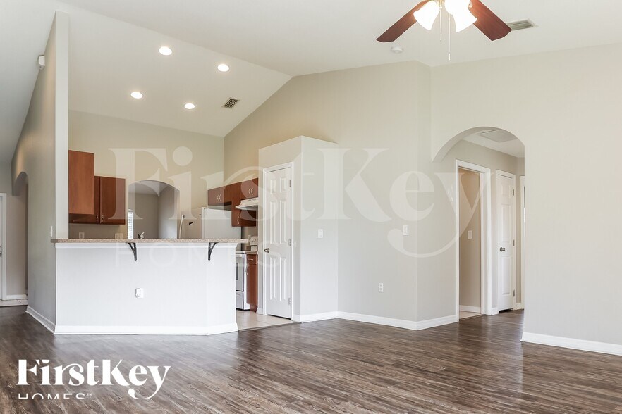 Building Photo - 2637 Lacroix Ave