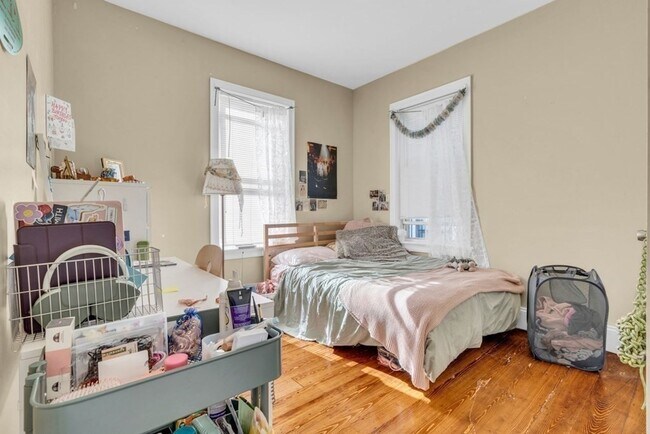 Building Photo - 6 bed in Mission Hill