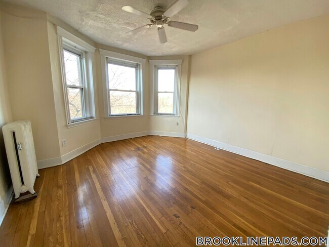 Building Photo - 352 Riverway