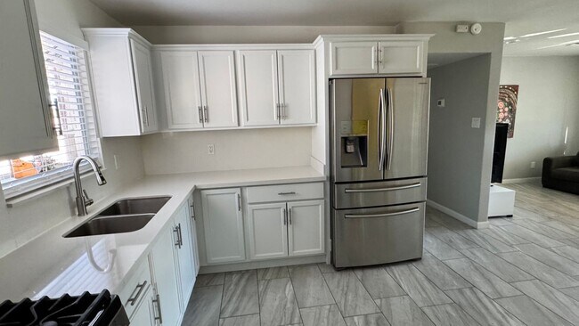 Building Photo - Renovated 4 Bedroom, 2 Bathroom Home in a Prime Phoenix Location!