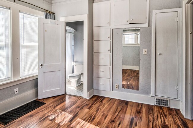 Building Photo - 563 S 35th St