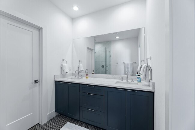 Building Photo - 2311 N Carroll Ave