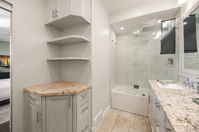 Building Photo - 202 E 7th St