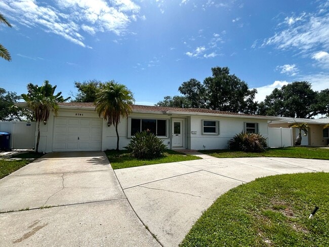 Building Photo - 3 Bed 2 Bath Home for Rent in Ideal Northeast St. Pete Neighborhood
