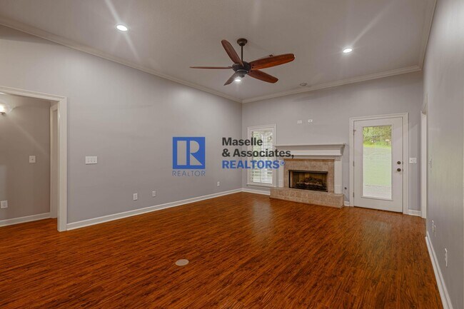 Building Photo - 3 Bed/2 Bath Home in Bruenburg in Clinton