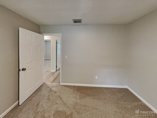 Building Photo - 1729 Farm Way