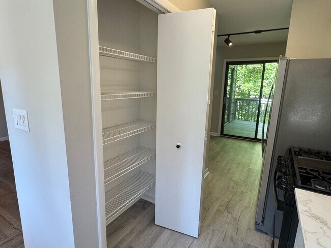 Building Photo - 1 Bedroom, 1 Bathroom Townhouse in High Point!