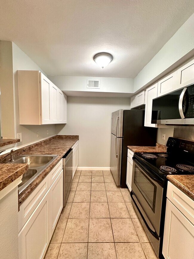 Building Photo - Spacious 2 Bed / 2 Bath Condo in Indian Lake – Ground Floor Unit