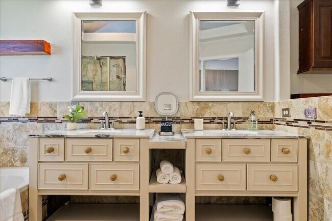 Building Photo - 1505 Laurel Oak Loop