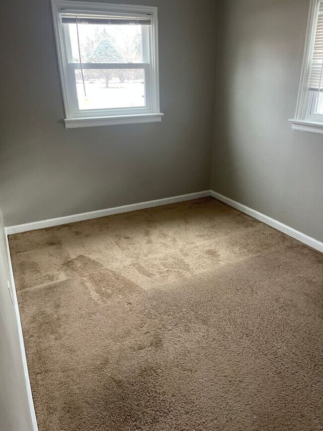 Building Photo - 3 Bedroom Ranch | Modern Updates & Natural Light